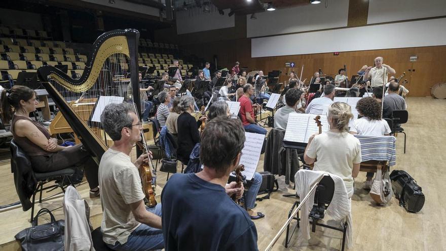 Ensayo de la Orquesta Filarmónica y el Coro Infantil que actuarán para el papa León XIV en el Estadio de Gran Canaria