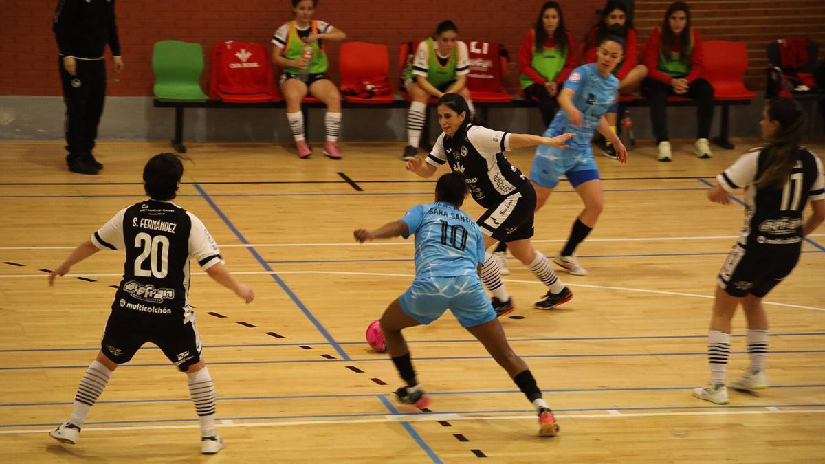 Lara conduce el esférico en el partido del River Zamora frente al Estrela Futsal