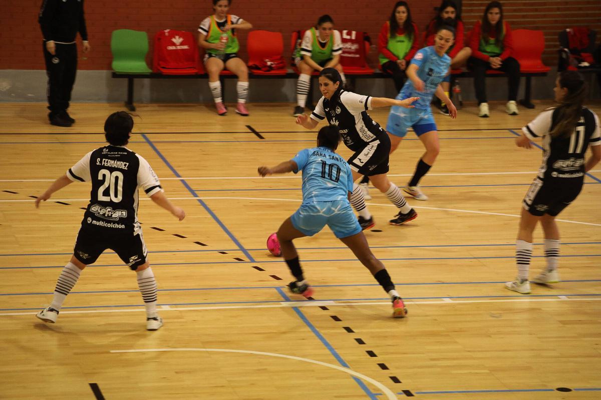 Lara conduce el esférico en el partido del River Zamora frente al Estrela Futsal