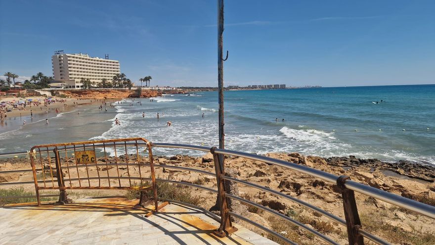 Las playas de Orihuela Costa se dejan parte del azul y acumulan quejas