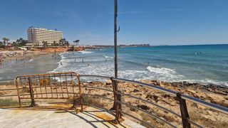 Las playas de Orihuela Costa se dejan parte del azul y acumulan quejas