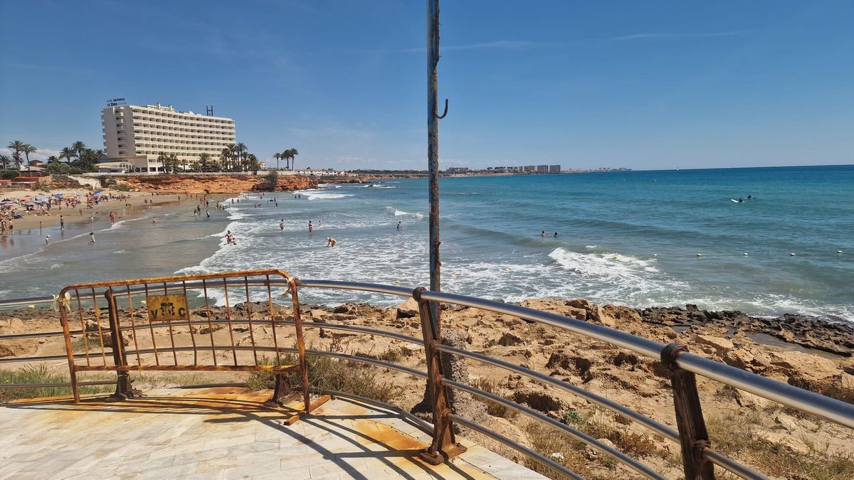 El óxido copa diferentes tramos del idílico paseo de Cala Capitán a Cala Bosque (La Zenia)