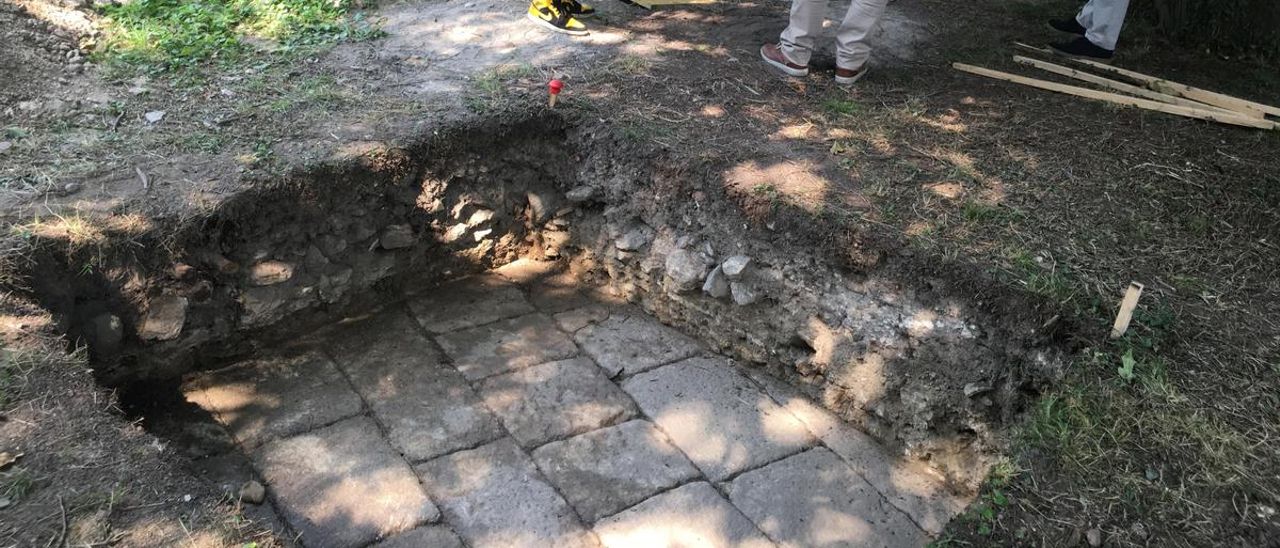 Un pavimento hallado en el jardín indica la presencia de construcciones antiguas en una zona que se creía de huerta o monte. Podría ser un claustro secundario.