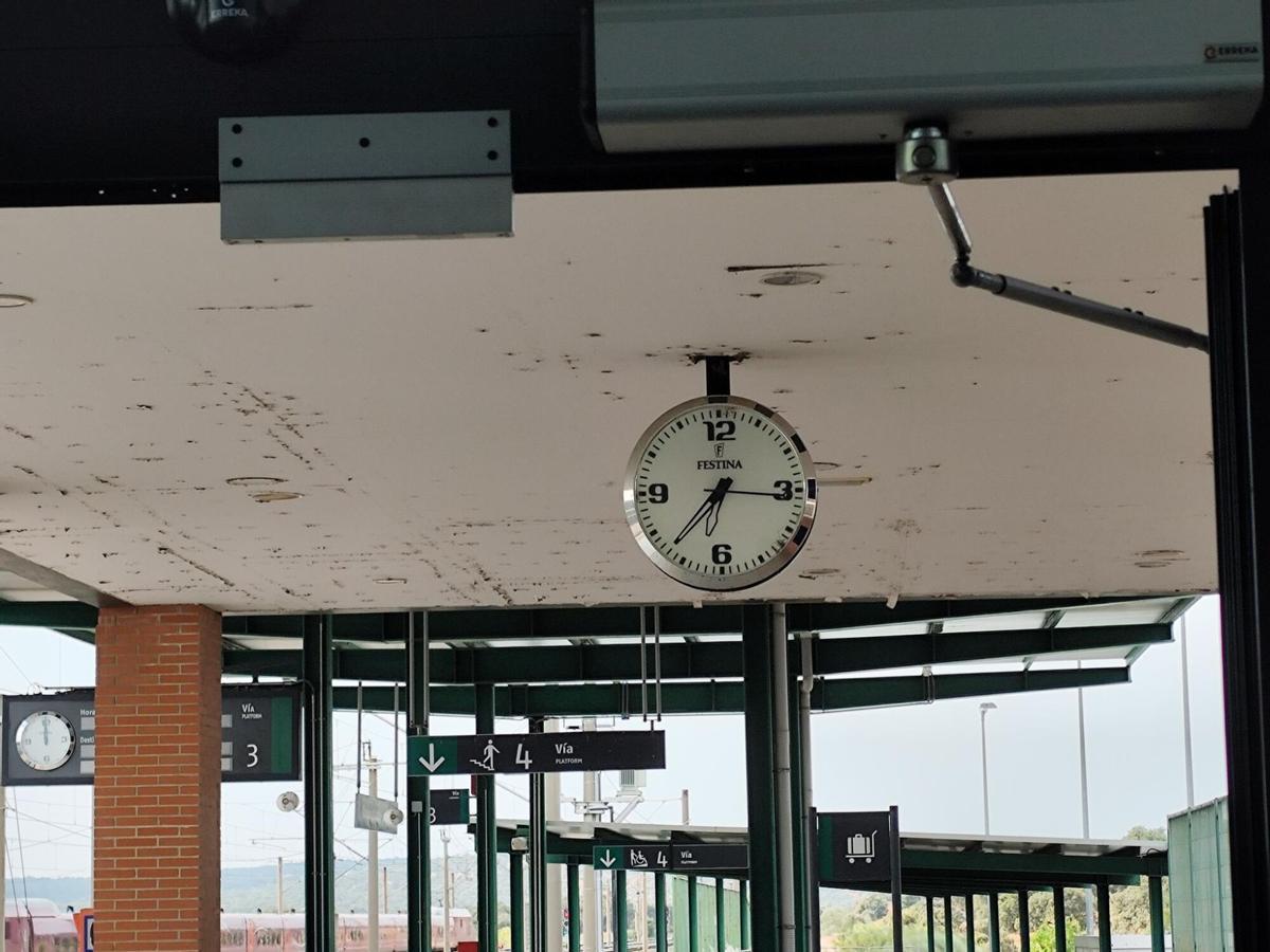 Aspecto de las instalaciones de la estación de Villanueva de Córdoba-Los Pedroches, en unas imágenes del pasado verano.