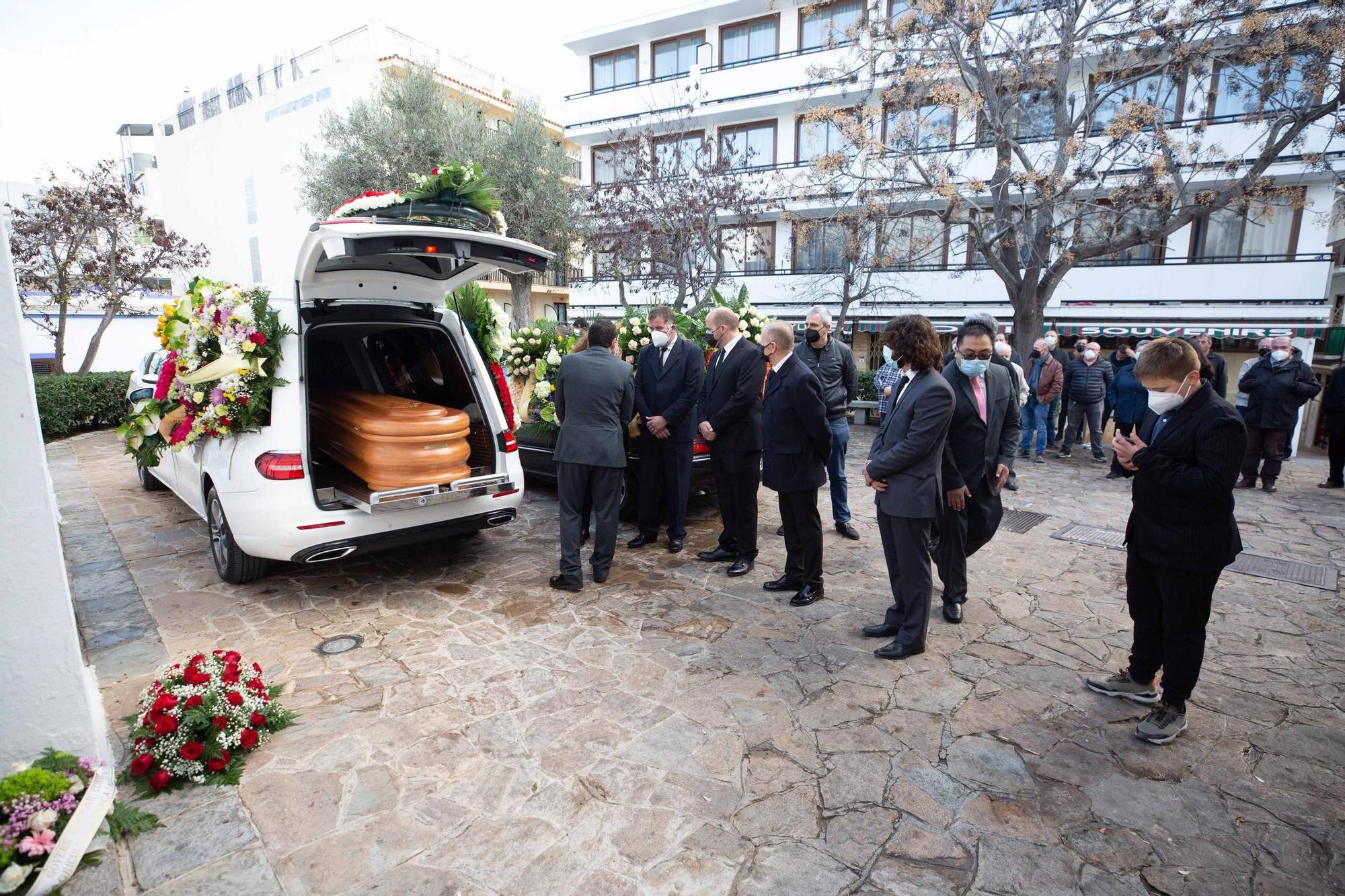 &quot;Tristeza y rabia&quot; en el funeral del pescador que murió en el naufragio de Ibiza
