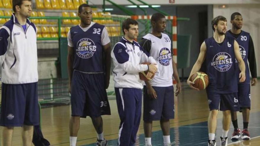 Los jugadores del COB en un entrenamiento en el Paco Paz. // Iñaki Osorio