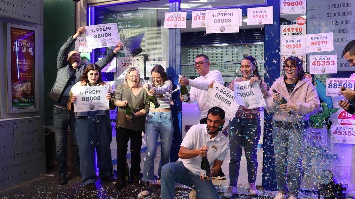 Els treballadors de l&#039;administració de les Arenes celebrant el primer premi