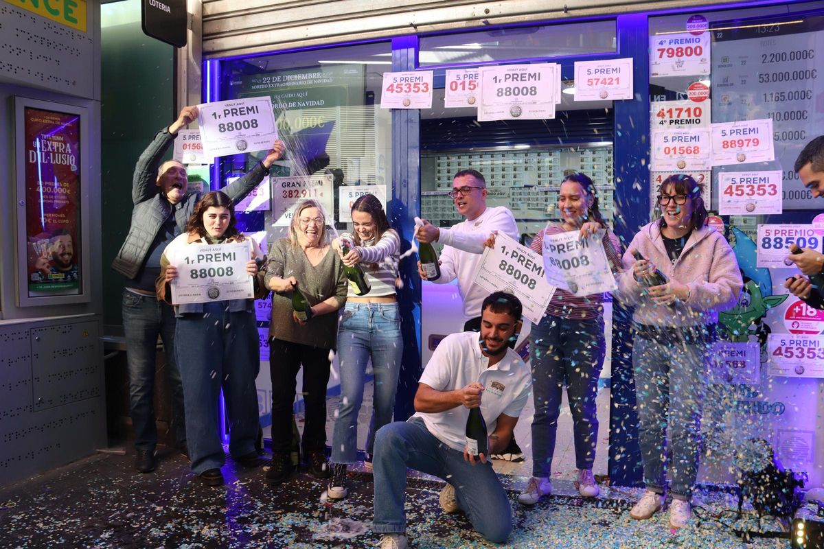 Els treballadors de l'administració de les Arenes celebrant el primer premi