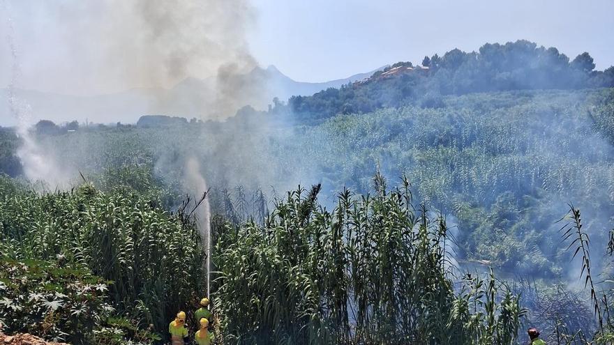 Las imágenes del incendio en el cauce del río Girona en Beniarbeig