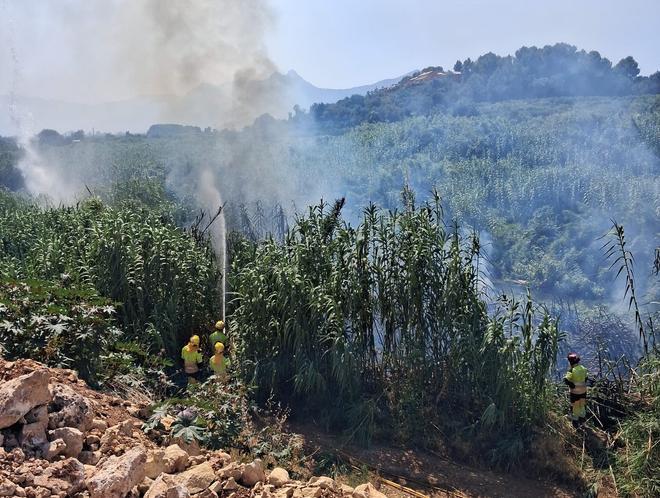 Las imágenes del incendio en el cauce del río Girona en Beniarbeig