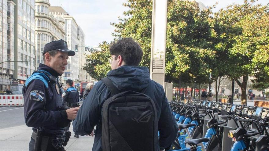 Un policía local se dirige a un ciclista en una campaña informativa, este año.