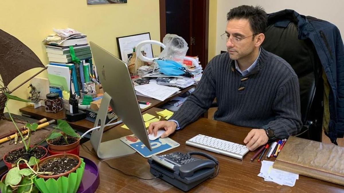 El alcalde de Ojén, José Antonio Gómez, durante una jornada de trabajo.