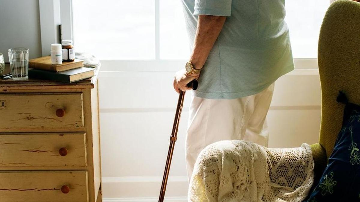 Cada vez hay más personas mayores que viven solas.