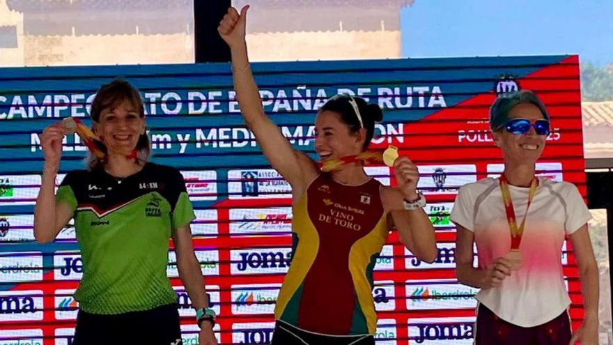 Verónica Sánchez, luce su medalla de oro en el podio. | VTCR