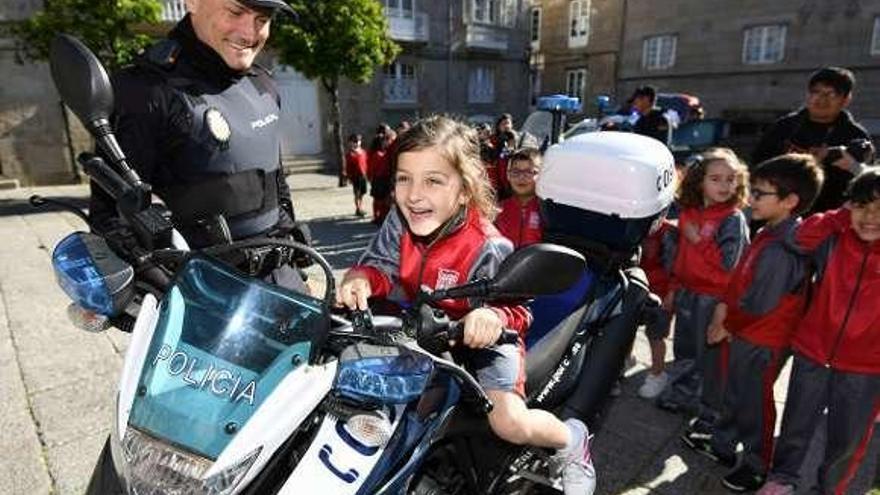 Una niña a los mandos de una de las motos policiales. // G. Santos