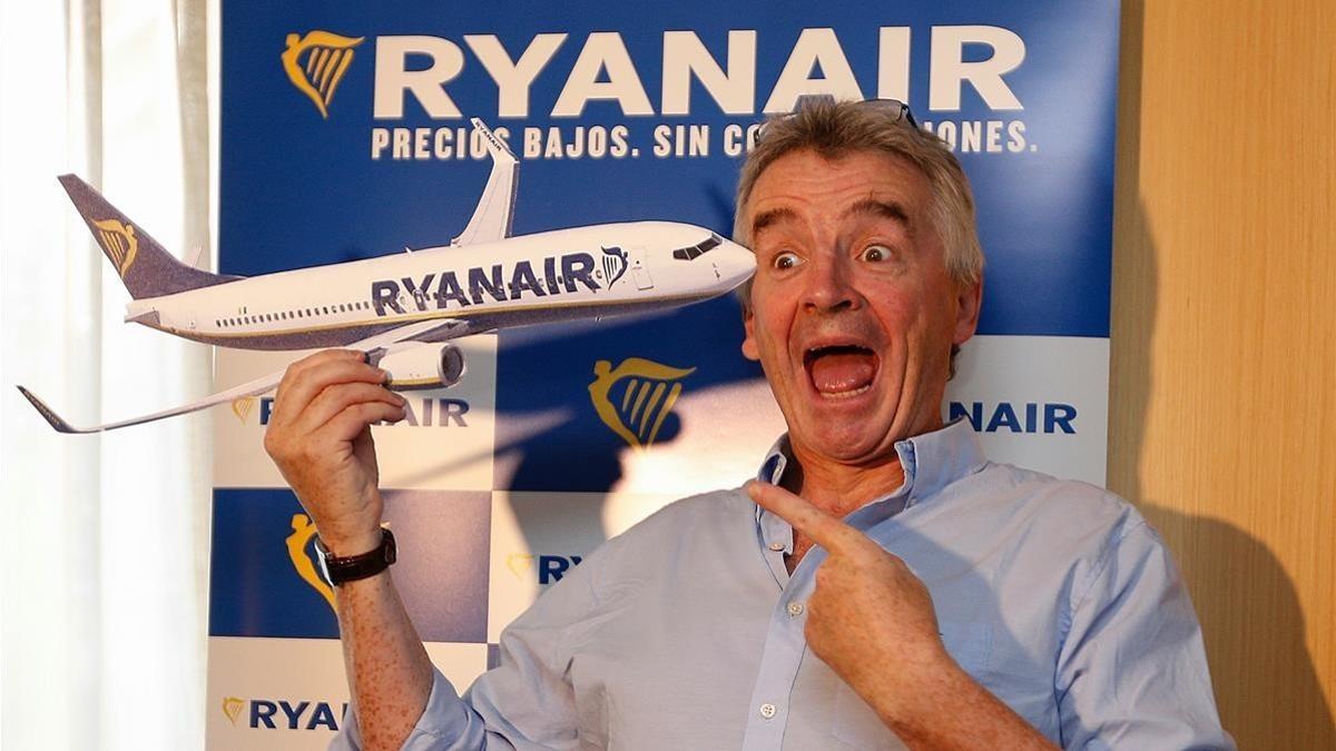El presidente de la compañía Ryanair, Michael O'Leary, al inicio de la rueda de prensa.