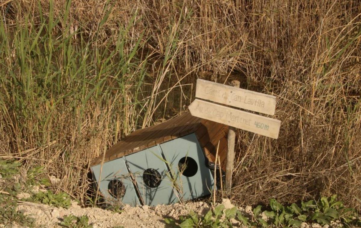 Una papelera, pateada y lanzada a una acequia. | M.M