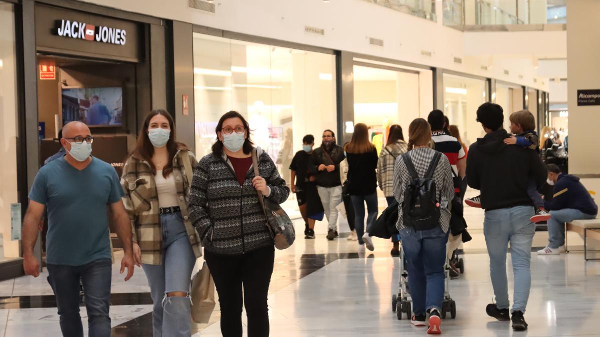 Los expertos piden que las mascarillas vuelvan a los interiores