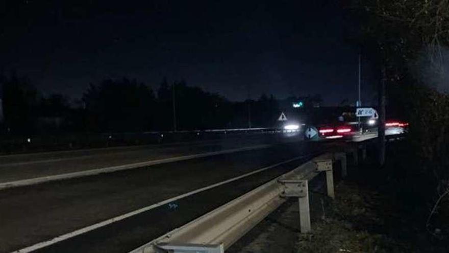 El lugar donde ocurrió el atropello, la salida hacia Langreo de la autovía A-64 en Meres (Siero), junto a un polígono sin viviendas cerca.