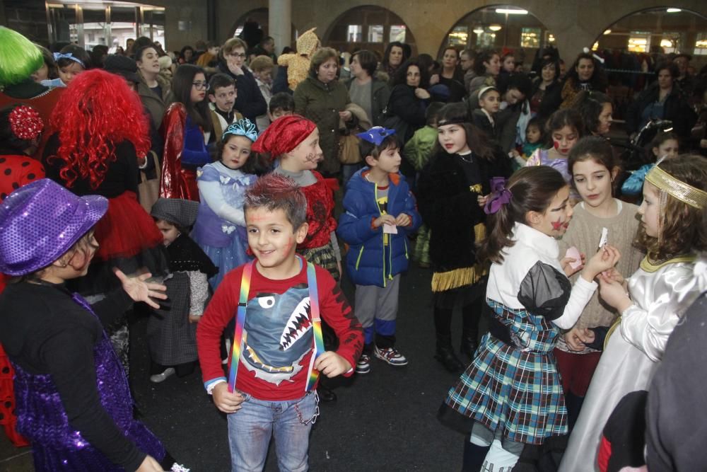 Entroido en Pontevedra 2016 | Disfraces al vuelo en el gran baile de Entroido de Marín