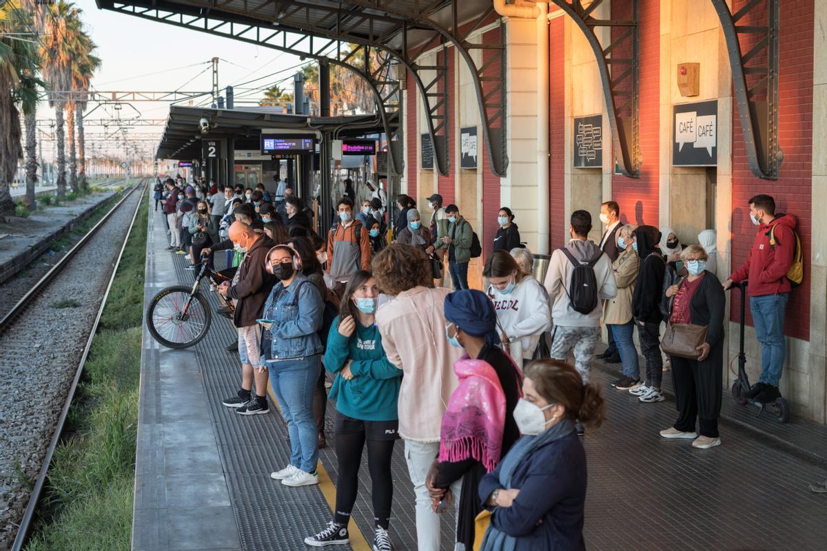 Pasajeros esperando el tren en Mataró, en la cuarta jornada de huelga de maquinistas.