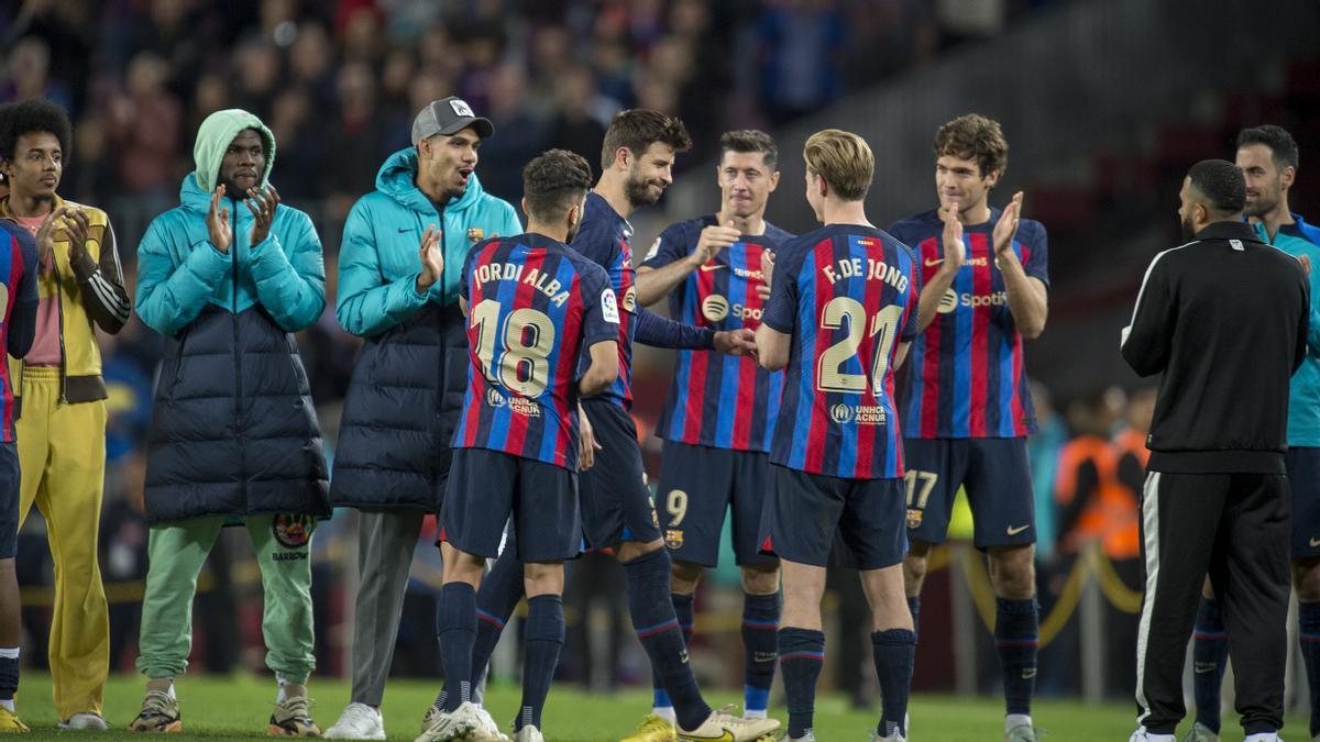 Los jugadores hacen el pasillo a Gerard Piqué tras jugar su último partido en el Camp Nou.