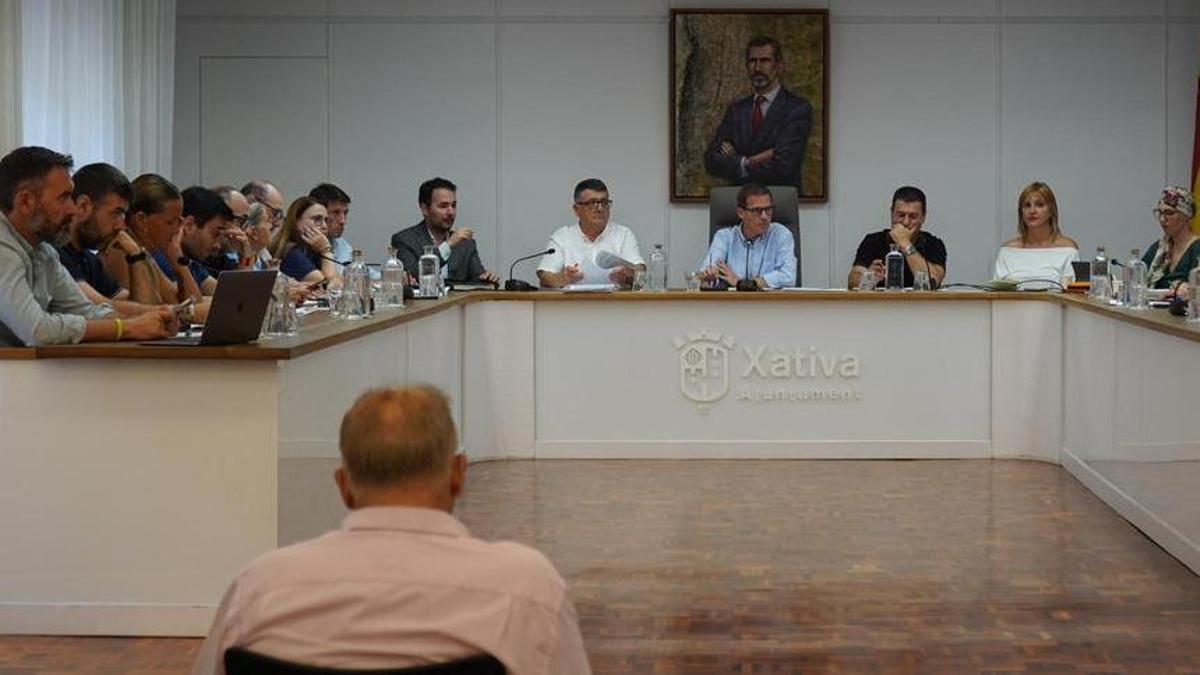 Imagen de archivo de un pleno municipal celebrado en Xàtiva.