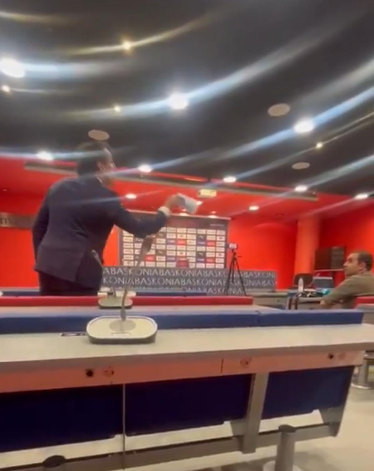 Willy Villar discute con Ritxi Guerra en la sala de prensa del Buesa Arena.