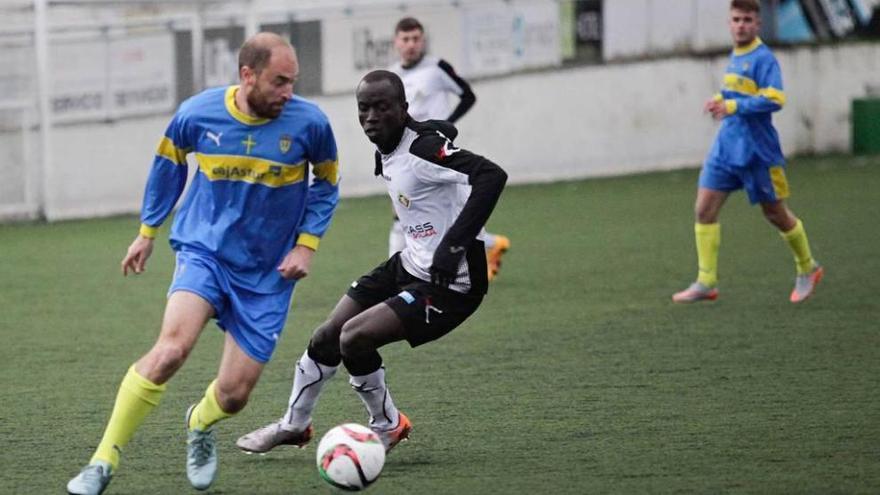 Ríchard controla el balón ante el caudalista Martins.