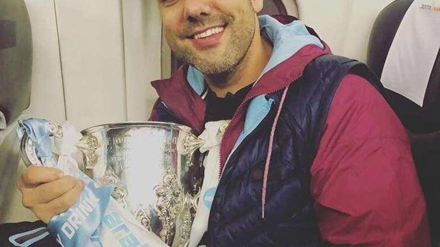 El fisio asturiano con la Copa de la Liga, un título que también se llevó este año el Manchester City que entrena Guardiola.