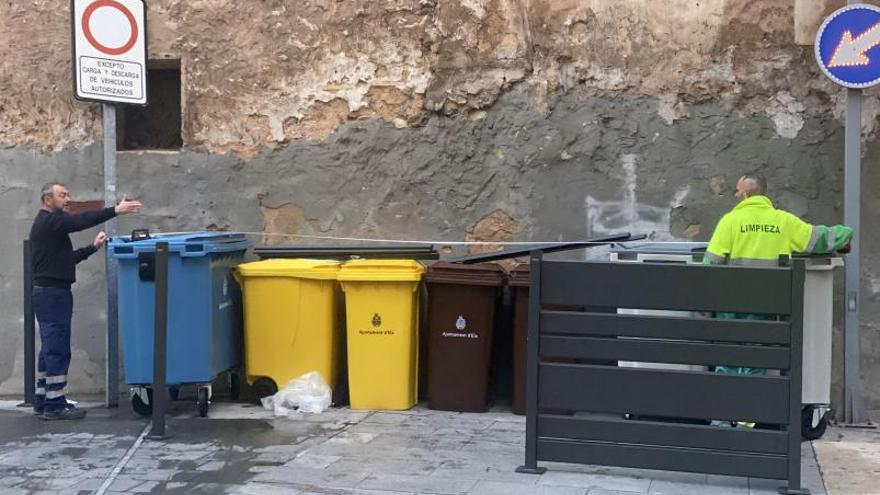 Contenedores de basura en una zona del centro de Elche, durante su instalación. | MATÍAS SEGARRA