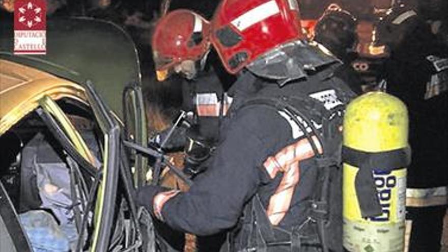 Se enciende un cigarro en un coche con butano y explota