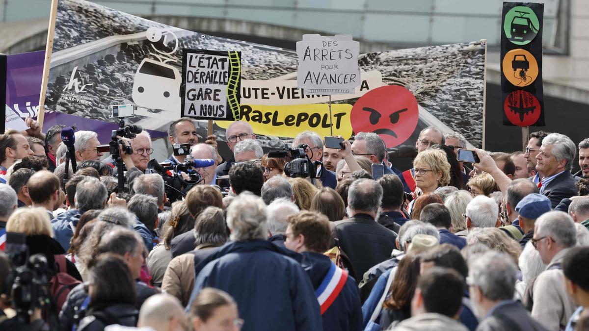 Llegada a la estación de Austerlitz de los bautizados como "trenes de la ira", protesta por la situación de la red ferroviaria francesa.