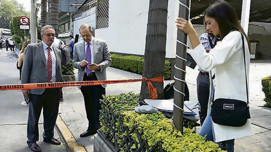 Andrea Pousa (dcha.), con los empresarios gallegos Antonio Cortés y Manuel Álvarez (tras la cinta).