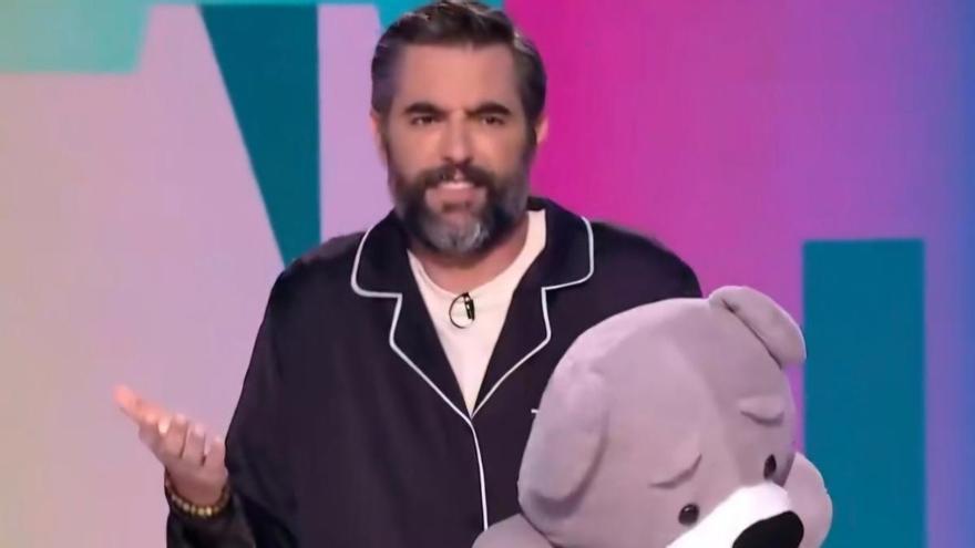 Dani Mateo reaparece en pijama, con un peluche y quejas por el nuevo horario de 'Zapeando': "No he desayunado"