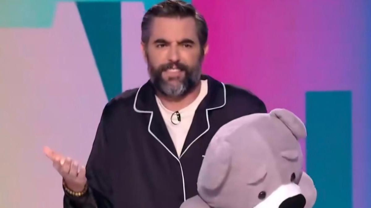 Dani Mateo reaparece en pijama, con un peluche y quejas por el nuevo horario de ‘Zapeando’: «No he desayunado»