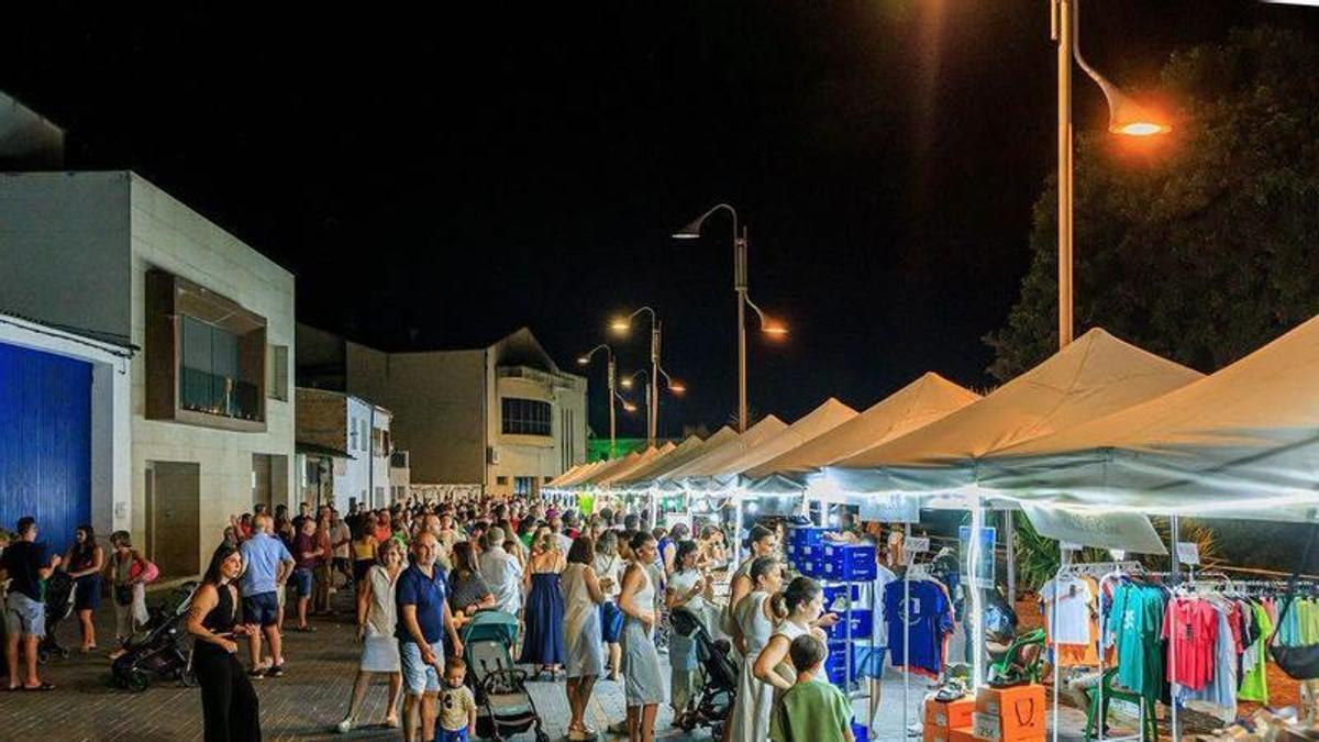 Numeroso público visitó el Mercado la noche del jueves.