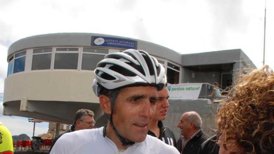 Miguel Indurain firma un casco a una aficionada en la cima de Cuitunigru.