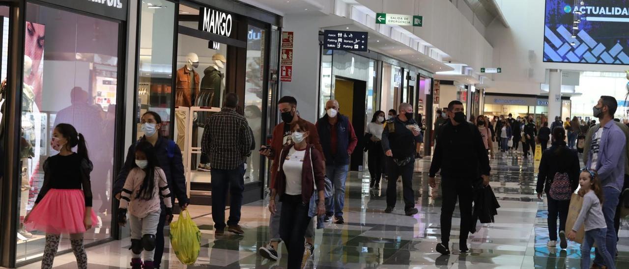 Gente haciendo sus compras durante la jornada festiva de ayer en L’Aljub y El Corte Inglés.