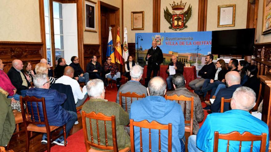 La reunión con los vecinos de los altos de La Orotava se celebró recientemente en el Ayuntamiento villero.