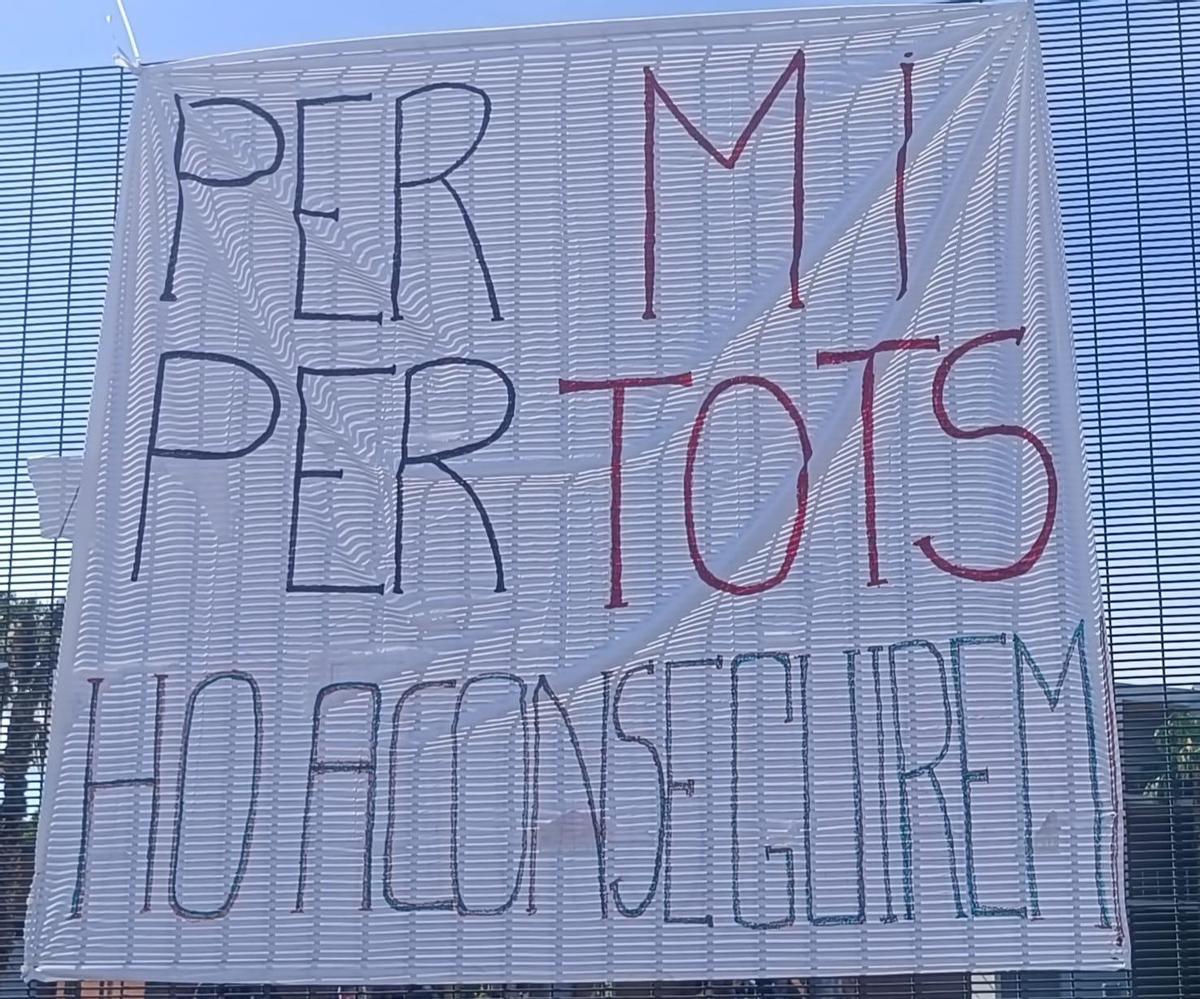 Pancarta IES Camp de Morvedre esta mañana, antes de ser destrozada