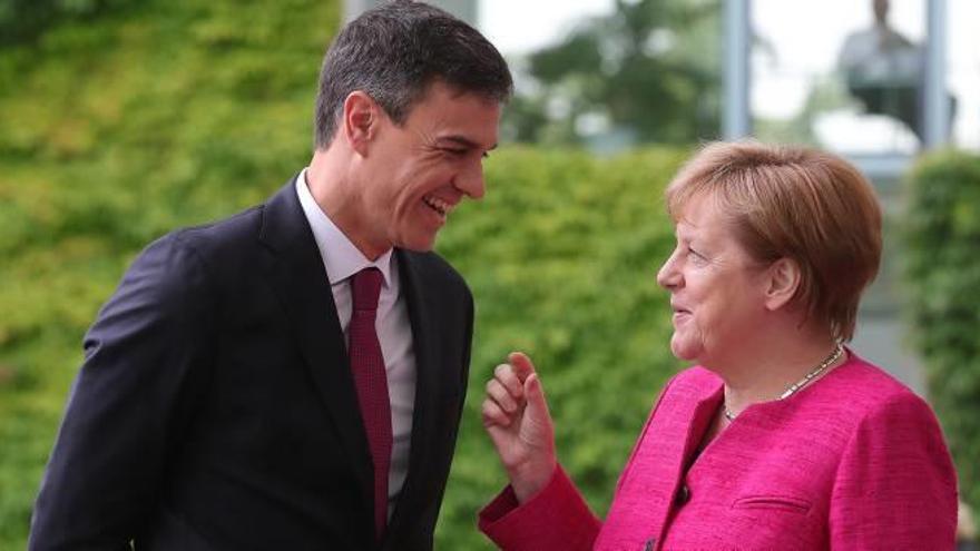El president espanyol, Pedro Sánchez, respon rient a les paraules de la cancellera alemanya, Angela Merkel
