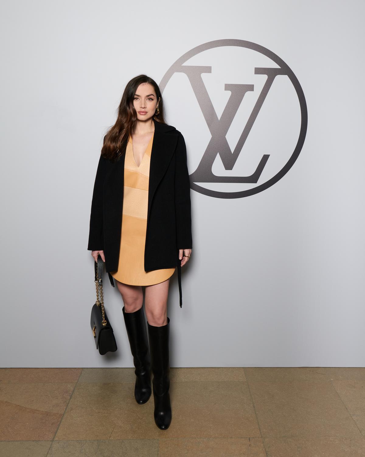 La actriz española Ana de Armas luce radiante en el desfile de Louis Vuitton.