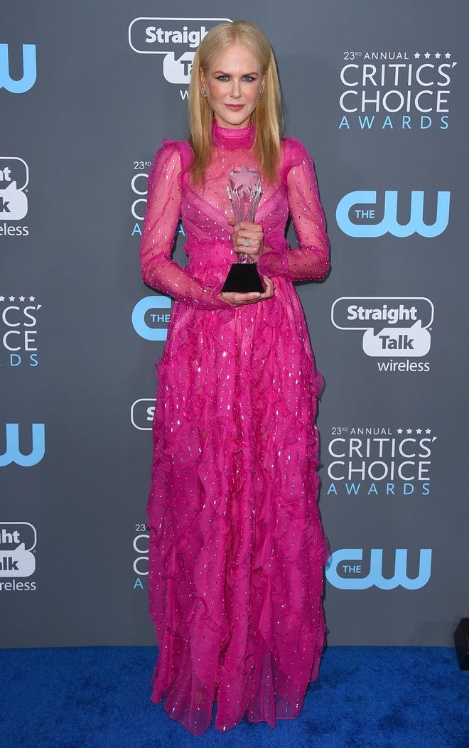 Nicole Kidman de rosa, con su premio a mejor actriz de miniserie por 'Big Little Lies'