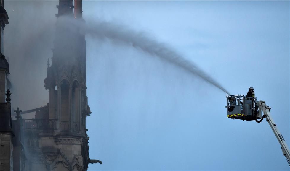 El día después del incendio de la catedral de Notre Dame