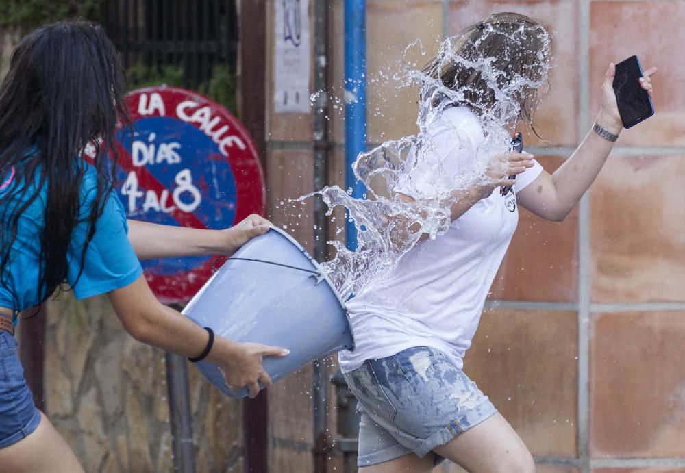 Una refrescante "poalá" para encarar el final de fiesta del Raval Roig