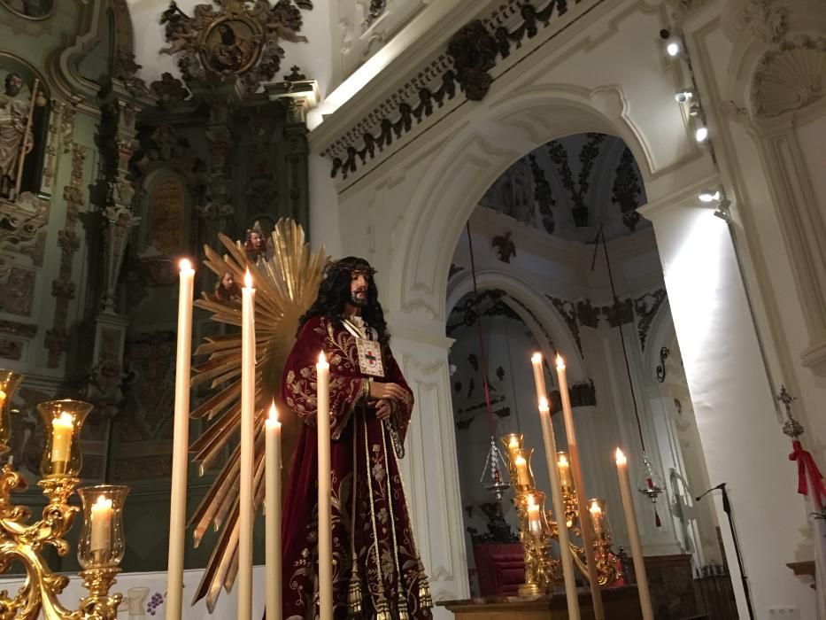 Cientos de malagueños acuden a rendirle devoción al Cristo de Medinaceli pese a la lluvia.