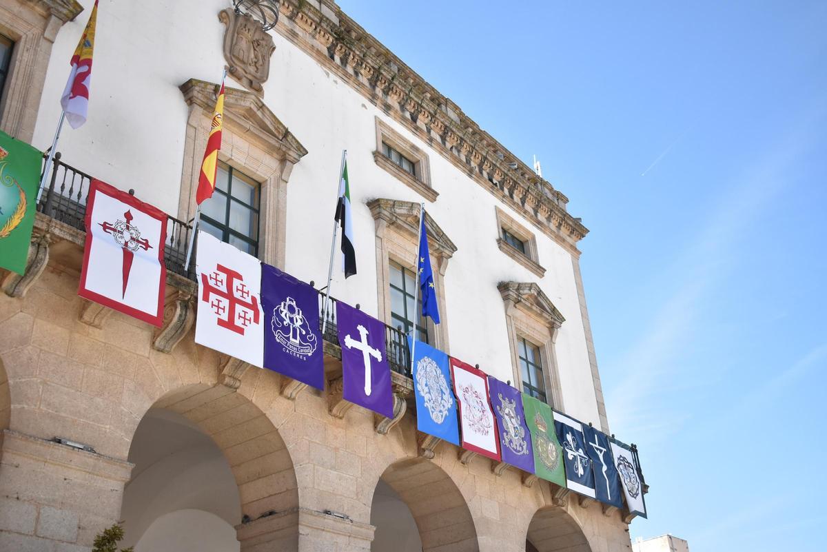 Pendones de cofradías en el ayuntamiento.