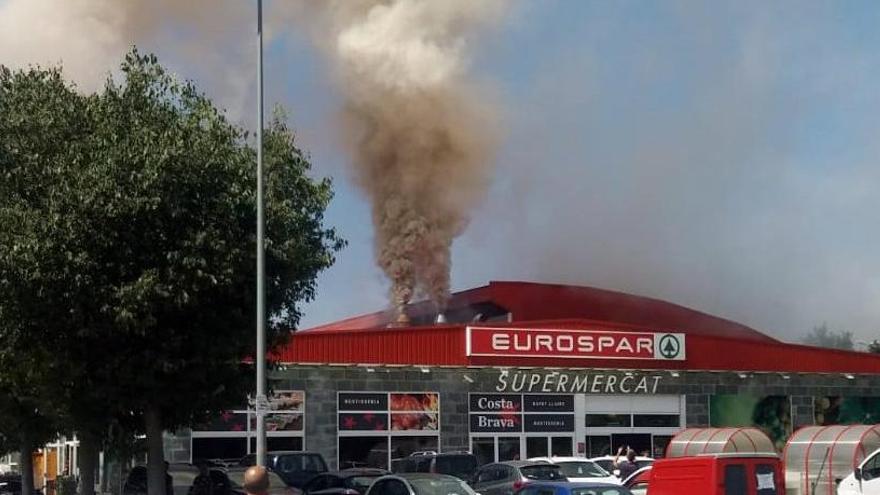 Desallotjat un supermercat de Llançà per un incendi als extractors de la rostisseria