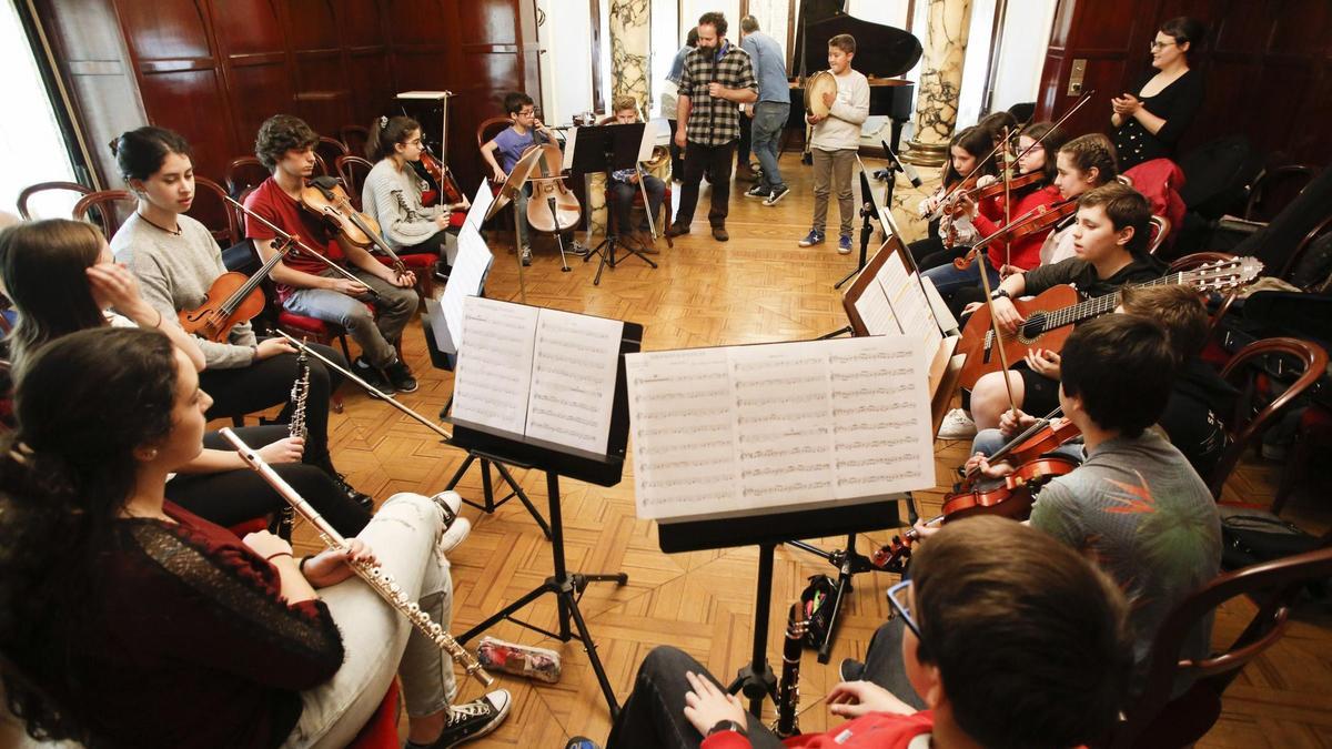 Alumnos del Conservatorio Julián Orbón durante un taller.